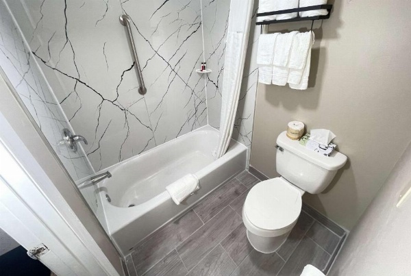 Super 8 by Wyndham Black Mountain image 12