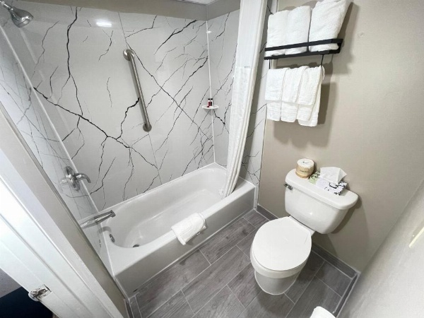 Super 8 by Wyndham Black Mountain image 20