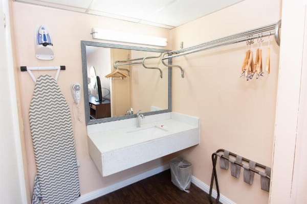 Super 8 by Wyndham Black Mountain image 21