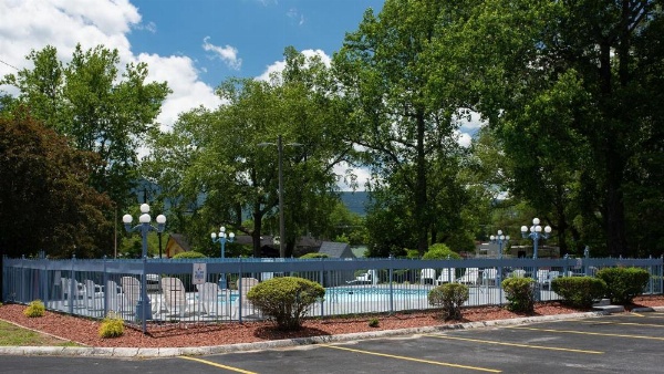 Super 8 by Wyndham Black Mountain image 28